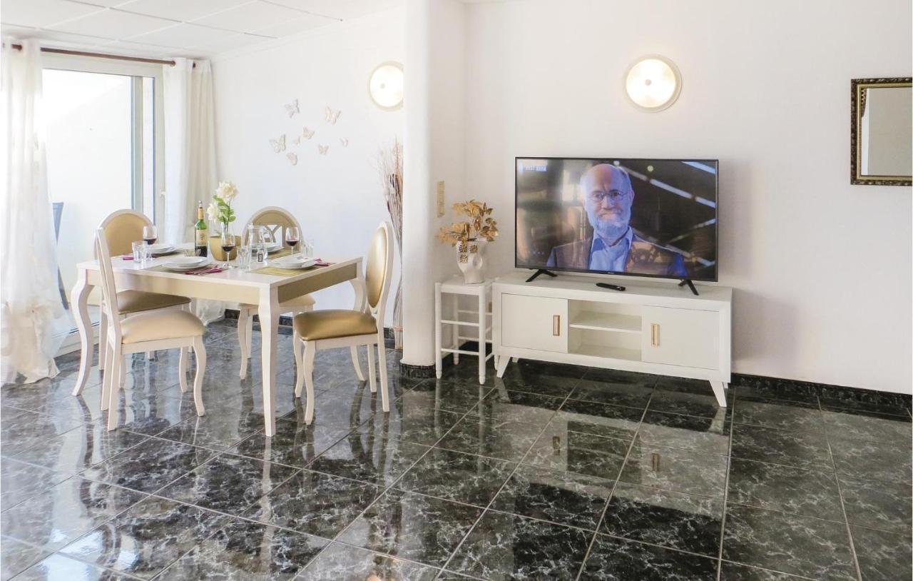 2 Bedroom Stunning Apartment In Torrevieja Ngoại thất bức ảnh