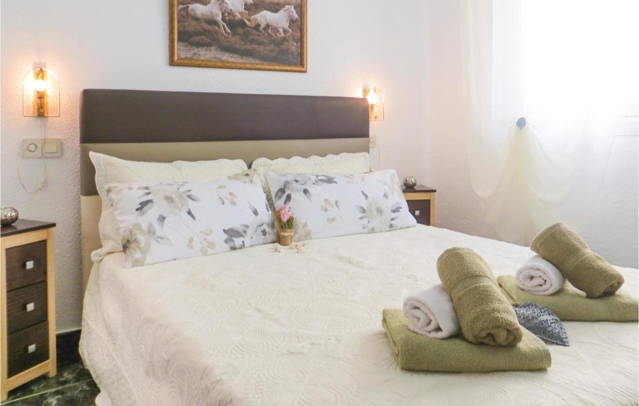 2 Bedroom Stunning Apartment In Torrevieja Ngoại thất bức ảnh