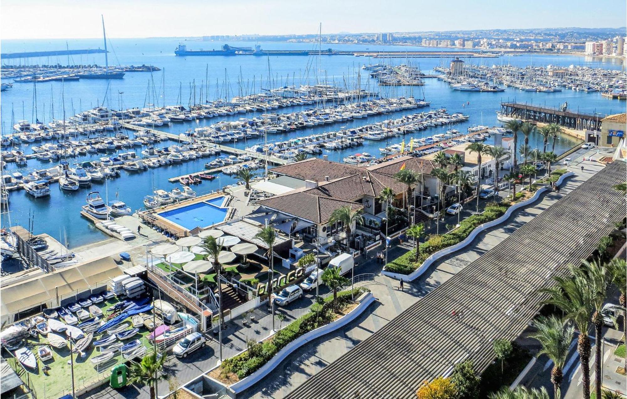 2 Bedroom Stunning Apartment In Torrevieja Ngoại thất bức ảnh
